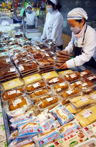    3月9日,银川新华百货连锁超市工作人员正在摆放定型包装